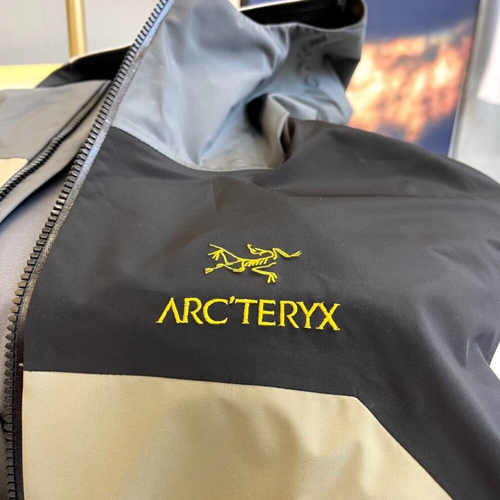 Arc'teryx Men's Women's Jackets - Picture 4 of 9